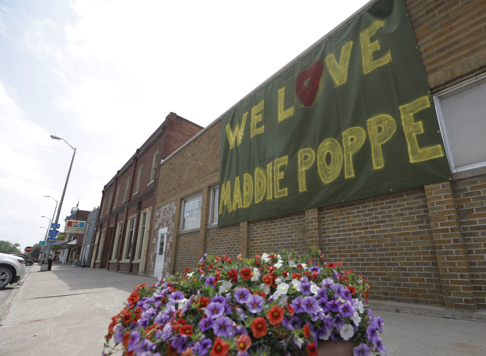 051418mp-Maddie-Poppe-signs-Clarksville-2